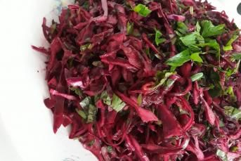 Turşu Tadında Mor Lahana Salatası