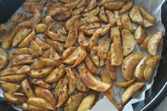 Bol Baharatlı Az Yağlı Elma Dilimi Patates