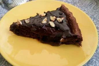 Kakaolu Çikolata Soslu Fıstık Ve Cevizli Pasta