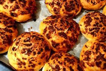 Porsiyonluk Salçalı Acılı Poğaça