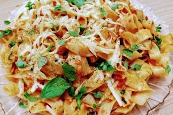 Domates Ve Fesleğen Soslu Fettuccıne Makarna