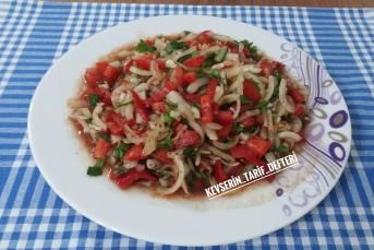 Kolayca Yapabileceğiniz Enfes Kebapçı Salatası