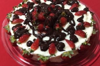 Kedidiliyle Çilekli Yaş Pasta