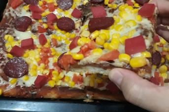 Sucuklu Pizza Tarifi (Büyük Boy Tepsi Ölçüsüyle)