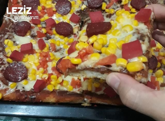 Sucuklu Pizza Tarifi (Büyük Boy Tepsi Ölçüsüyle)
