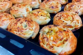 Dillere Destan Lezzetiyle Pırasalı Poğaça (Videolu)