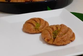 Az Malzemeyle İstiridye Tatlısı Tarifi (Videolu)