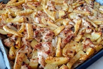 Fırında Yoğurt Soslu Patatesli Tavuk