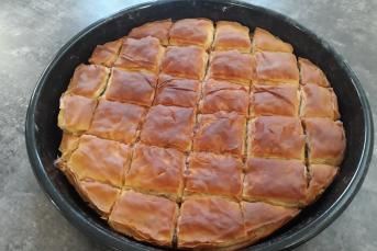 Pazı Sapından Harçlı El Açması Börek