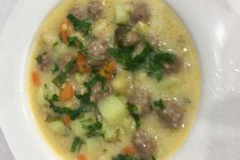 Terbiyeli Dağılmayan Sulu Köfte Yemeği Nasıl Yapılır