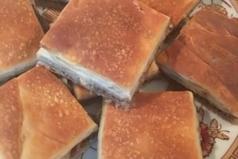 Nişastalı El Açması Kıymalı Börek