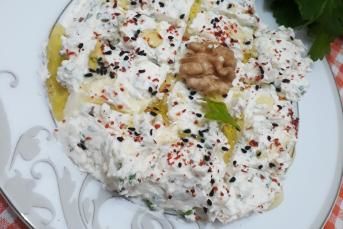 Kahvaltıya Sarımsaklı Baharatlı Peynir Ezmesi