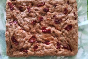 Focaccia Ekmeği Tarifi (Kuru Domatesli Ekmek)