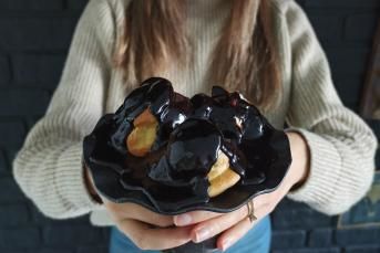 Bitter Çikolata Soslu Profiterol