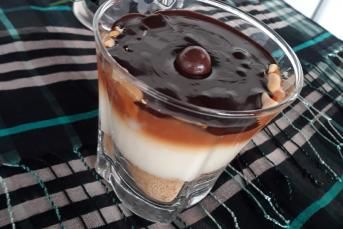 Karamelli Fıstıklı Muhallebi Cupları (Sinickers Tadında)