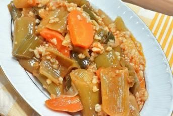 Zeytinyağlı Kerevizli Pırasa Yemeği Tarifi