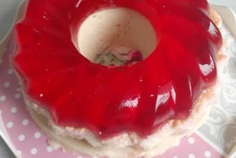 Çilek Jöleli İrmikli Tatlı Tarifi