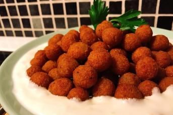 Yoğurt Üstü Kızarmış Bulgur Köftesi