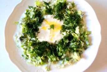 Yoğurtlu Marul Salatası