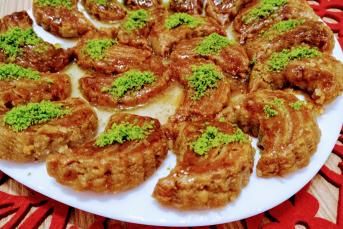 Çok Pratik Cevizli Ay Tatlısı Tarifi