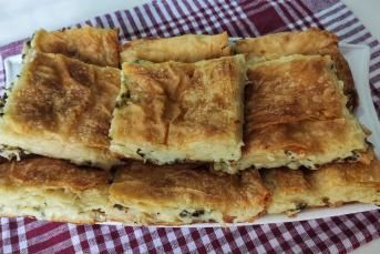 Su Böreği Lezzetinde Peynirli Kolay Tepsi Böreği