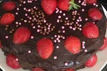 Kolay Kremalı Çilekli Çikolatalı Pasta