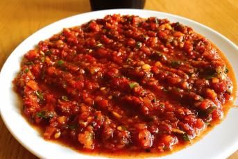 Acılı Ezme Salata Tarifi