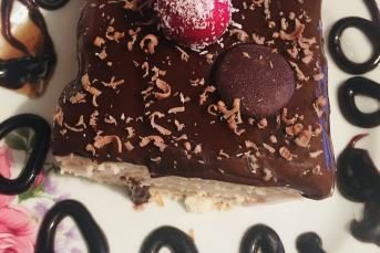 Meyve Soslu Çikolatalı Çilekli Bisküvi Pastası