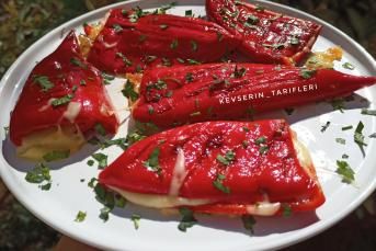 5 Dakikada Kırmızı Biber Tostu