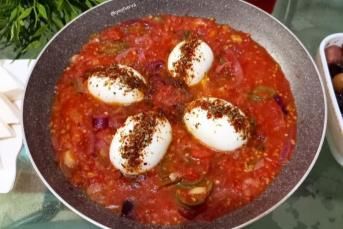 Domates Soslu Yumurta Kapama (Farklı Kahvaltılık Arıyorsanız)