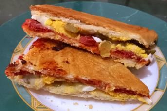 Yumurtalı Sucuklu Bol Malzemeli Tost