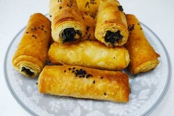 Tahin Soslu Ispanaklı Börek