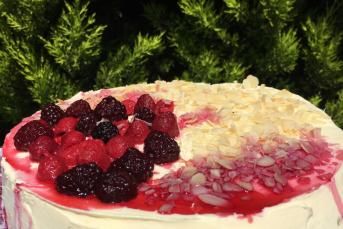 Karışık Meyveli Hazır Yaş Pasta Nasıl Yapılır