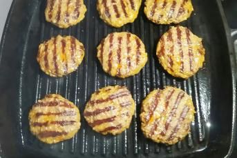 Döküm Tavada Mangal Tadında Izgara Köfte