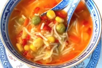 Tel Şehriyeli Bezelye Çorbası