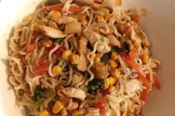 Sebzeli Tavuklu Noodle Tarifi (Çin Makarnası)