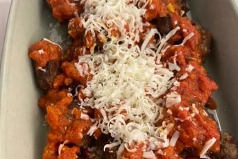 Domates Soslu Kaşarlı Köfte Tarifi