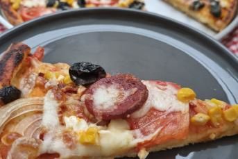 Evde Kolay Karışık Pizza Yapımı