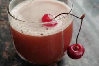 Ev Yapımı Kirazlı Meyve Suyu