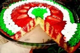 Şişlenmis Çilek Soslu Kek