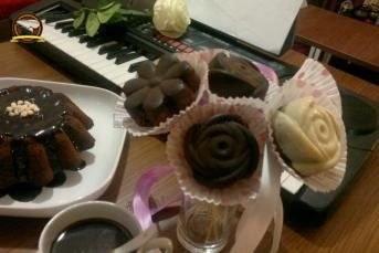 Kahve Kokulu Çikolata Soslu Gül Kek