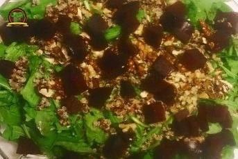 Pancarlı Kinoalı Roka Salatası