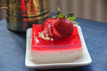 Çilek Jöleli Ve Damla Sakızlı Tatlı