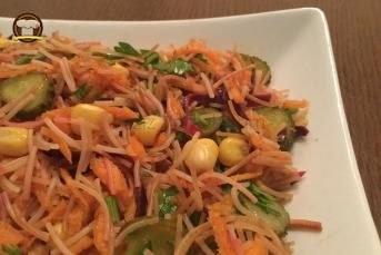 Tel Şehriyeli Havuç Salatası