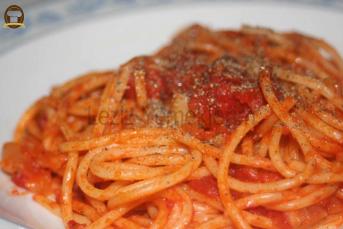 Soğan Ve Salça Soslu Makarna