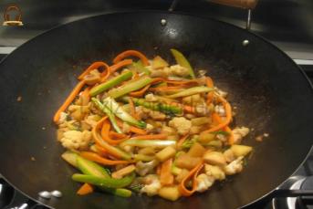 Tatlı Ekşi Soslu Sebzeli Noodle