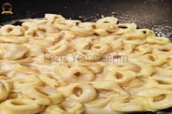 Fesleğen Soslu Üç Renkli Tartoloni