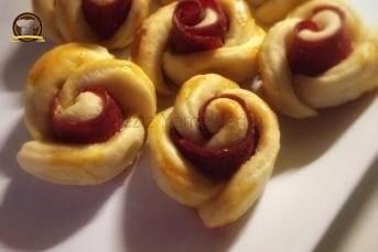 Yumuşacık Salamlı Gül Poğaça (Mayalı)