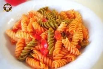 Domates Biber Soslu Sebzeli Makarna