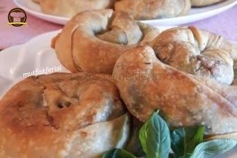 Ispanaklı Gül Böreği